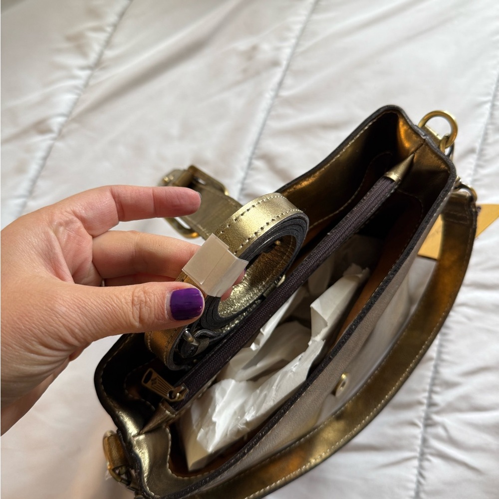 NWT Patricia Nash Metallic Gold Shoulder Bag - Picture 2 of 8